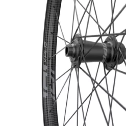 Roue Avant Zipp 101 XPLR Carbon Tubeless Disc 6 Roue Avant Zipp 101 XPLR Carbon Tubeless Disc -Vélos Soldes RoueAvantZipp101XPLRCarbonTubelessDisc3